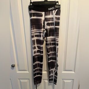 Black & White Nike Pro Leggings (Nike)